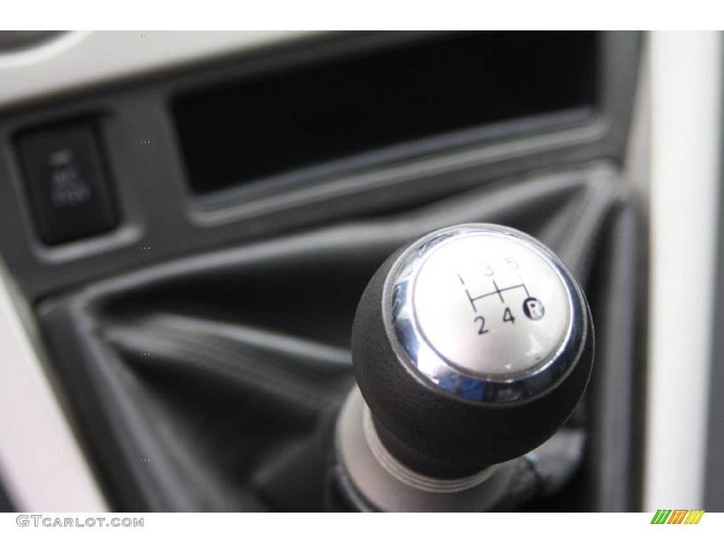2009 Pontiac Vibe 2.4 5 Speed Manual Transmission Photo #68420744