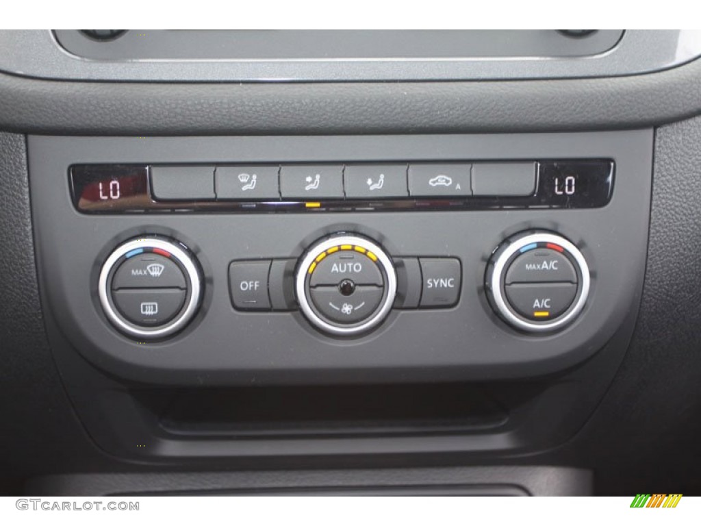 2013 Volkswagen Tiguan S Controls Photo #68421333