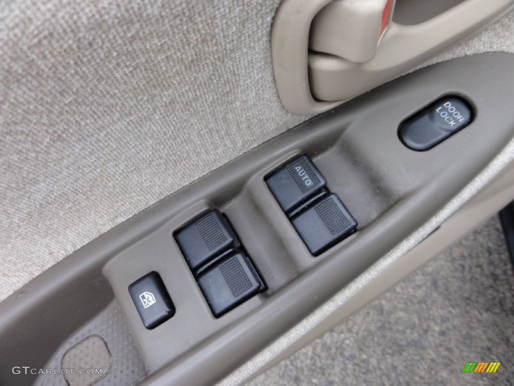2002 MPV LX - Black Mica / Beige photo #16