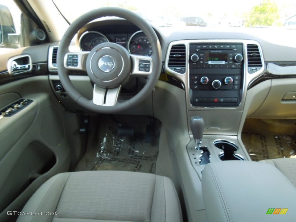 2013 Grand Cherokee Laredo - Brilliant Black Crystal Pearl / Dark Graystone/Medium Graystone photo #16