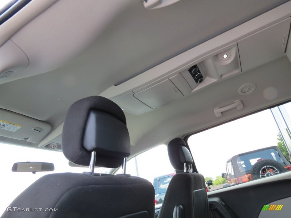 2012 Grand Caravan Crew - Dark Charcoal Pearl / Black/Light Graystone photo #13