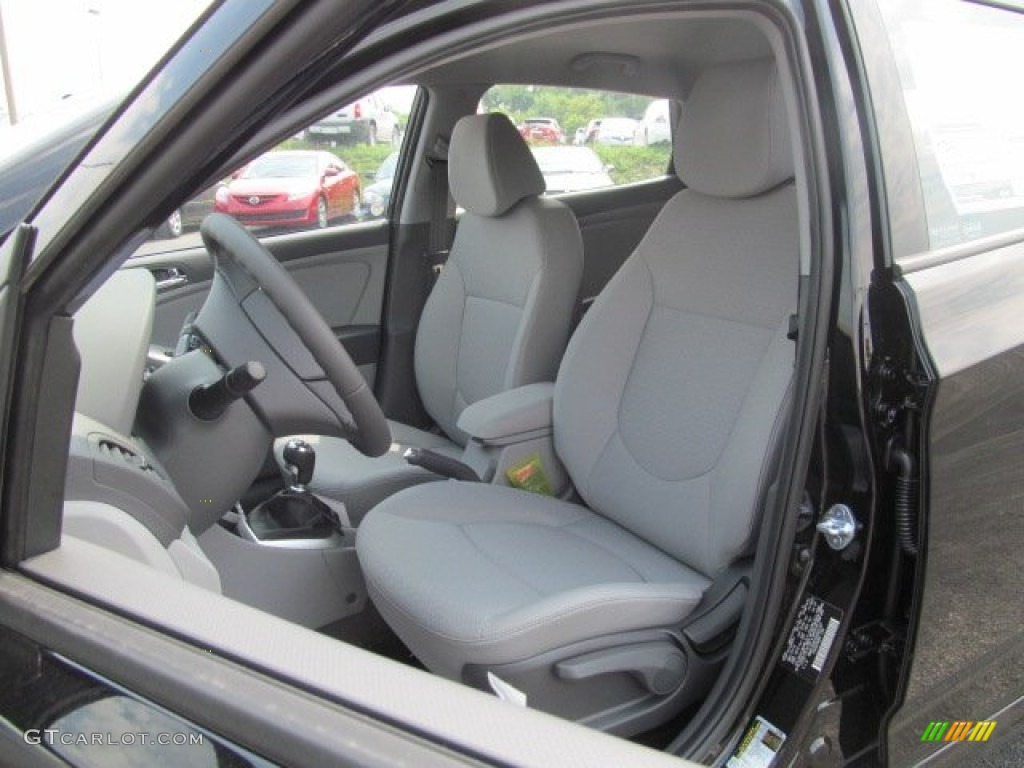 Gray Interior 2013 Hyundai Accent SE 5 Door Photo #68459261