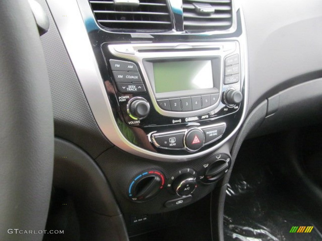 2013 Hyundai Accent SE 5 Door Controls Photo #68460446