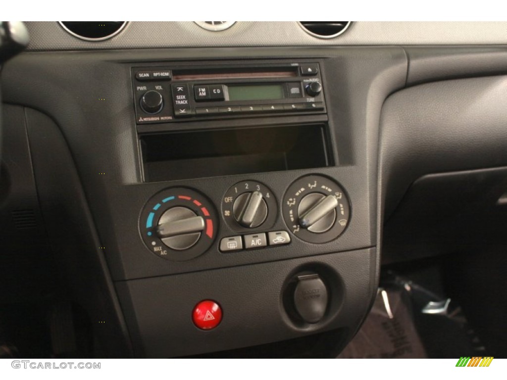2004 Mitsubishi Outlander LS Controls Photo #68465881