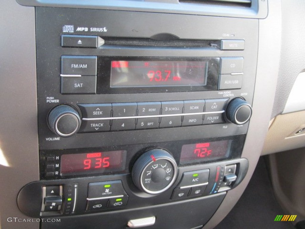 2009 Kia Borrego LX V6 4x4 Controls Photo #68472229