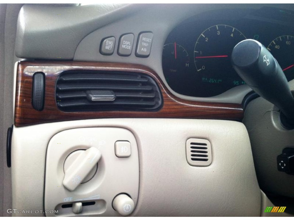 2004 Cadillac Seville SLS Controls Photo #68487913