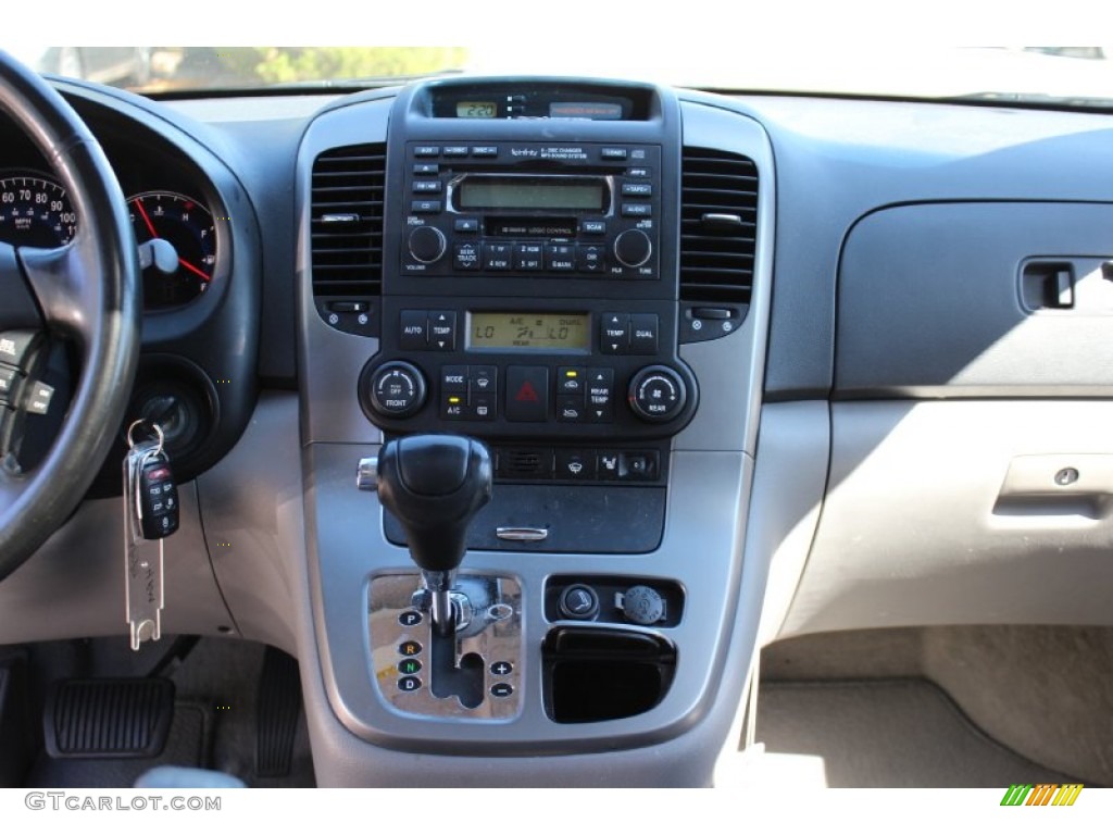 2007 Hyundai Entourage Limited Controls Photo #68490550