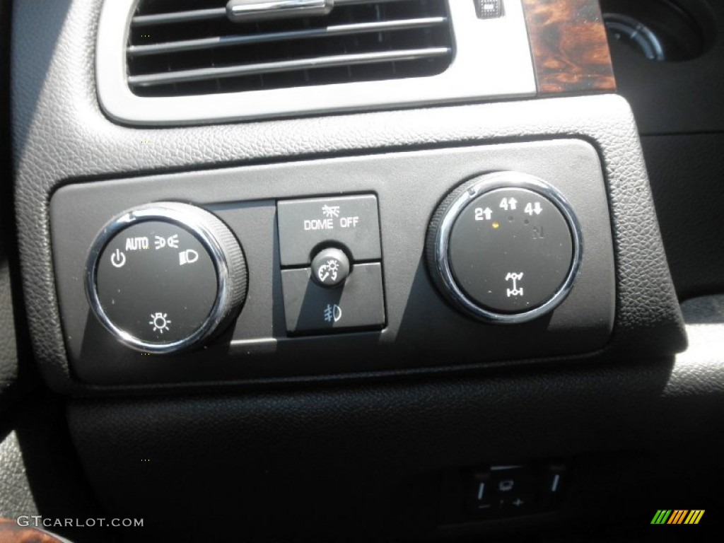 2013 GMC Sierra 3500HD Denali Crew Cab 4x4 Controls Photo #68492914