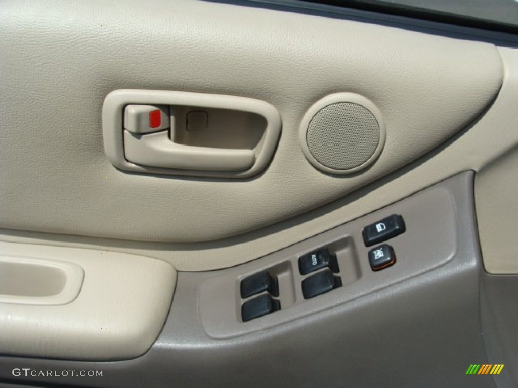 2004 Highlander I4 - Super White / Ivory photo #9