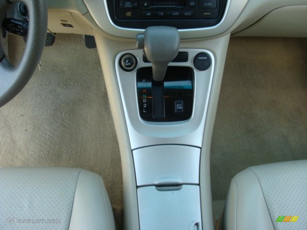 2004 Highlander I4 - Super White / Ivory photo #16