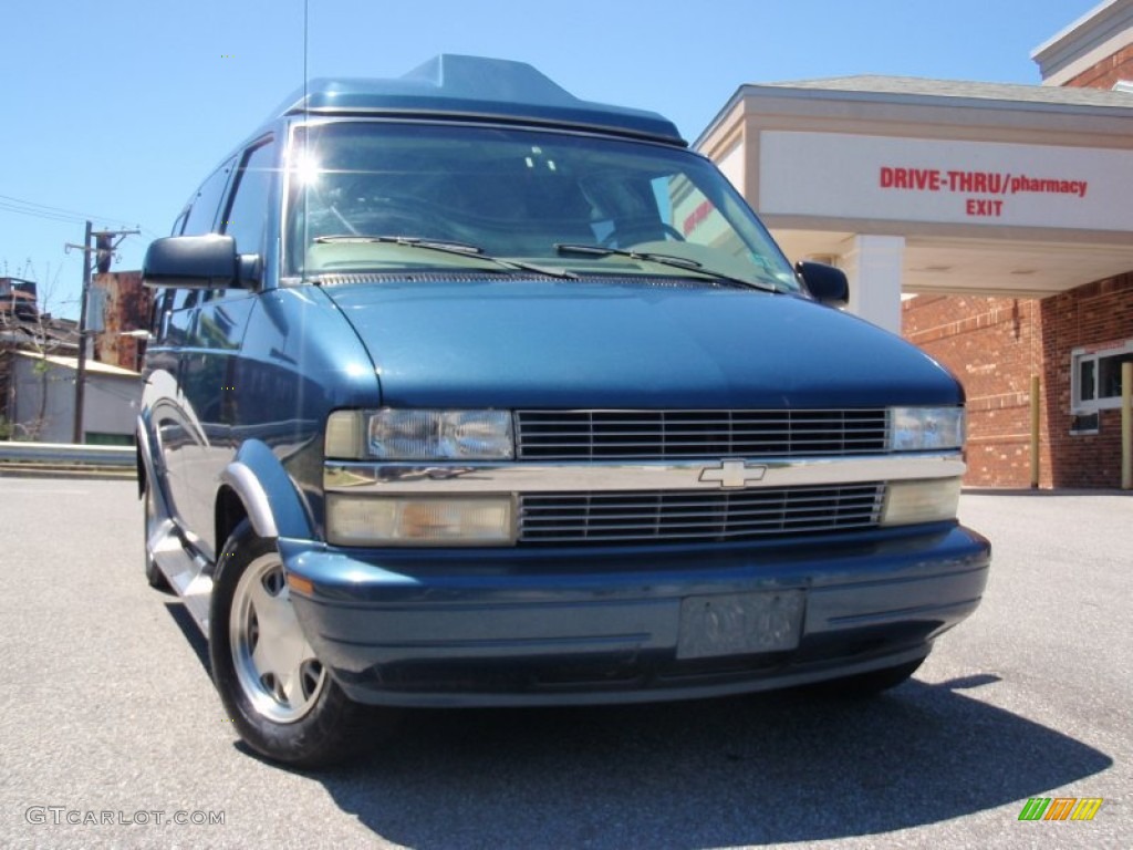 2002 Astro LS Conversion Van - Medium Cadet Blue Metallic / Medium Gray photo #17