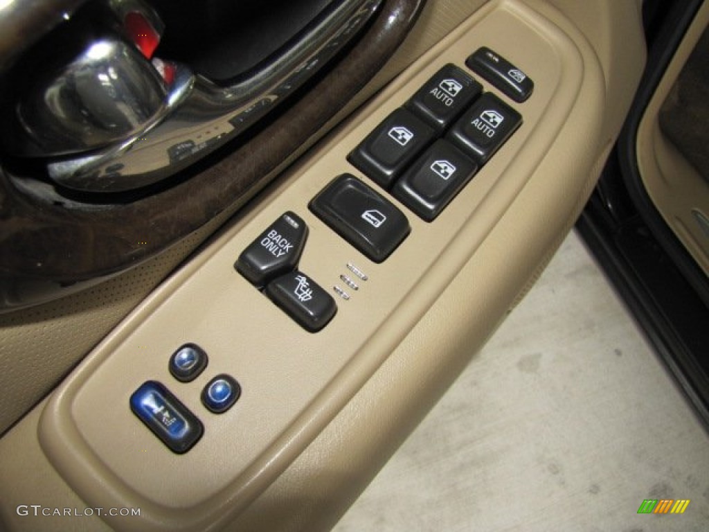 2004 Rainier CXL AWD - Black / Light Cashmere photo #36