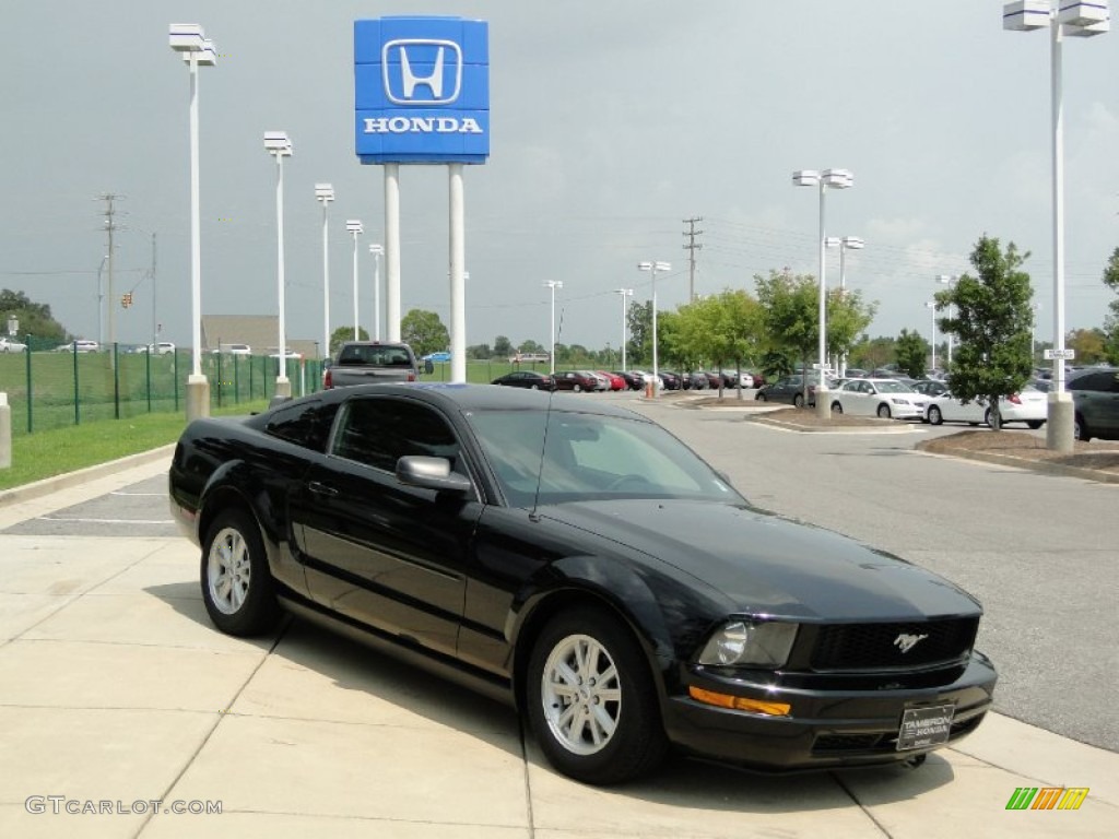 2005 Mustang V6 Deluxe Coupe - Black / Dark Charcoal photo #2