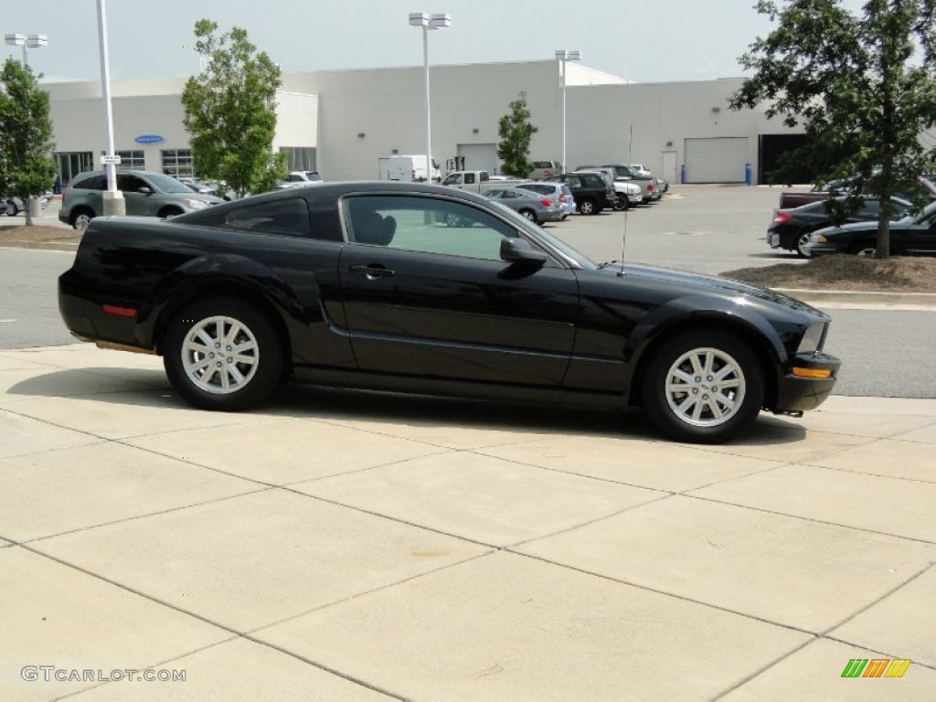 2005 Mustang V6 Deluxe Coupe - Black / Dark Charcoal photo #4