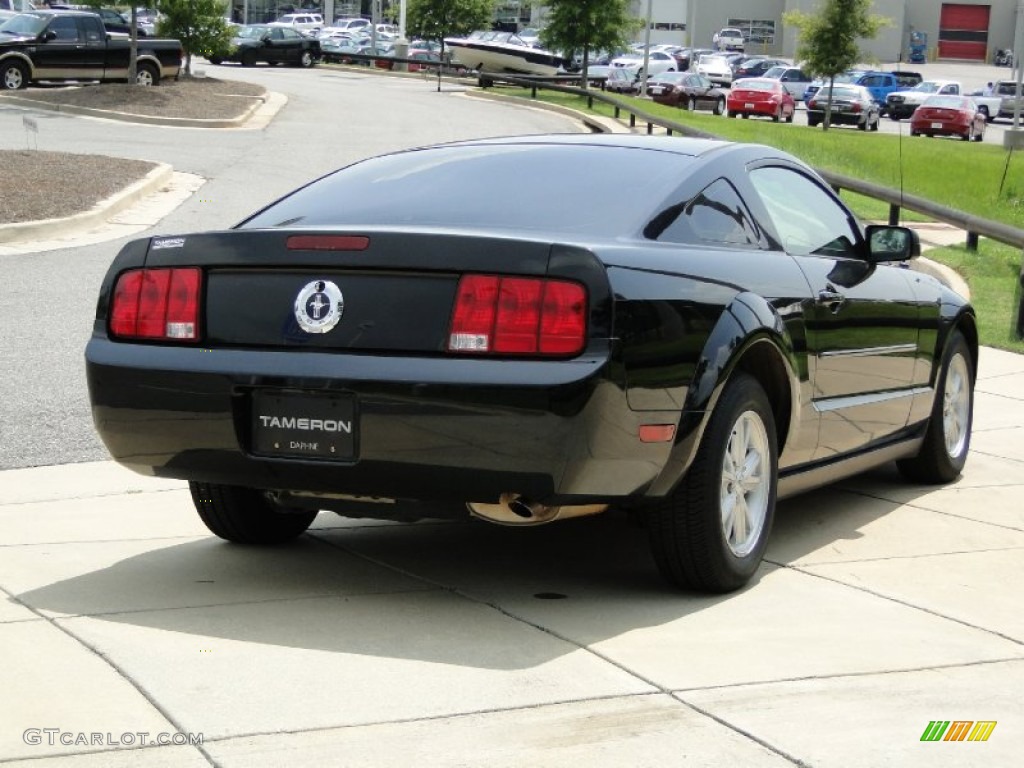 2005 Mustang V6 Deluxe Coupe - Black / Dark Charcoal photo #5
