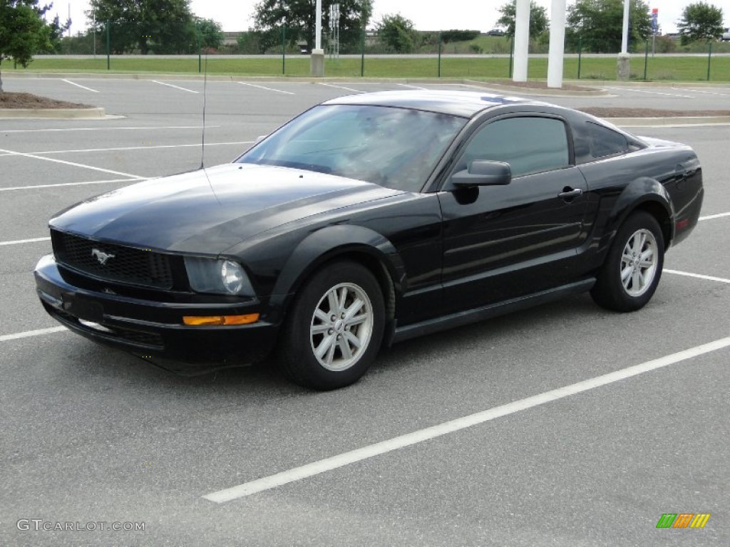 2005 Mustang V6 Deluxe Coupe - Black / Dark Charcoal photo #32
