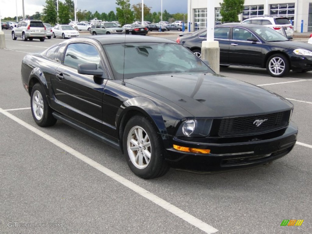 2005 Mustang V6 Deluxe Coupe - Black / Dark Charcoal photo #33