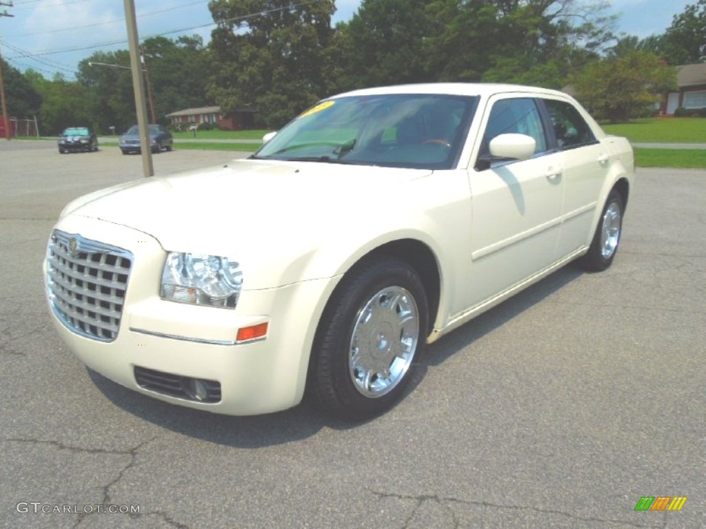 Cool Vanilla Chrysler 300