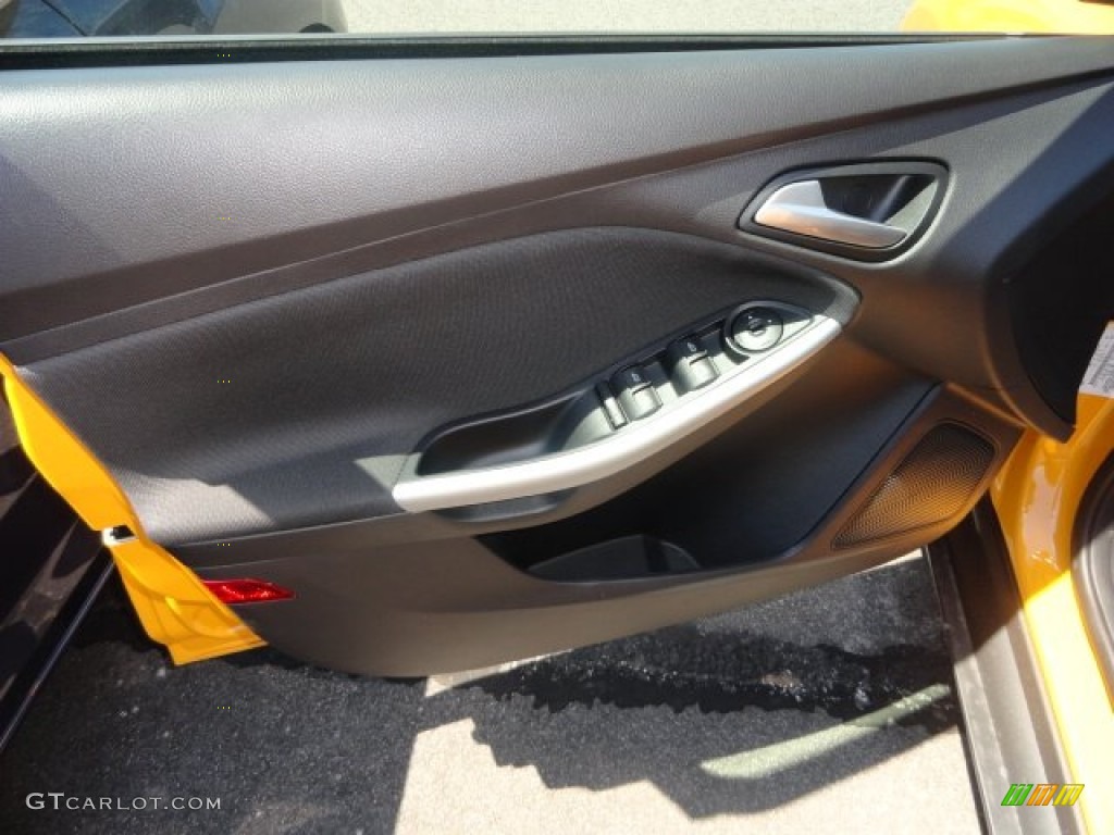 2012 Focus SE 5-Door - Yellow Blaze Tricoat Metallic / Charcoal Black photo #4