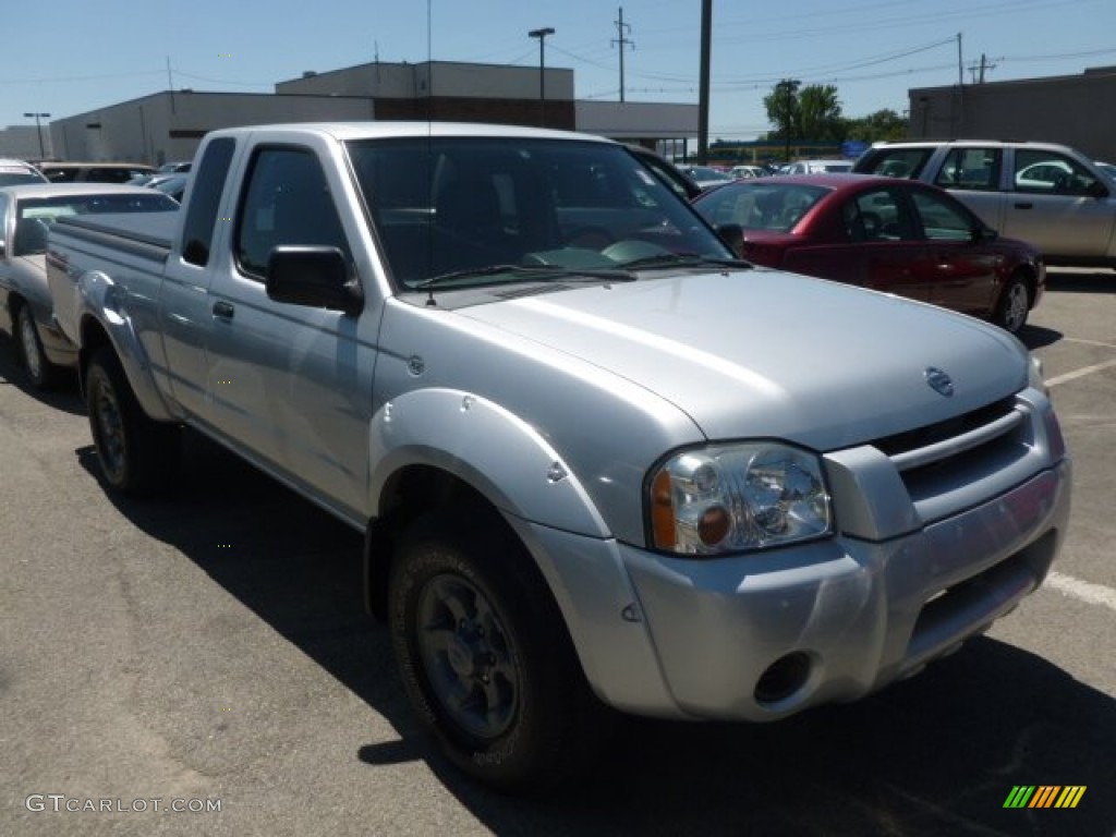 2004 Frontier XE V6 King Cab 4x4 - Radiant Silver Metallic / Charcoal photo #2