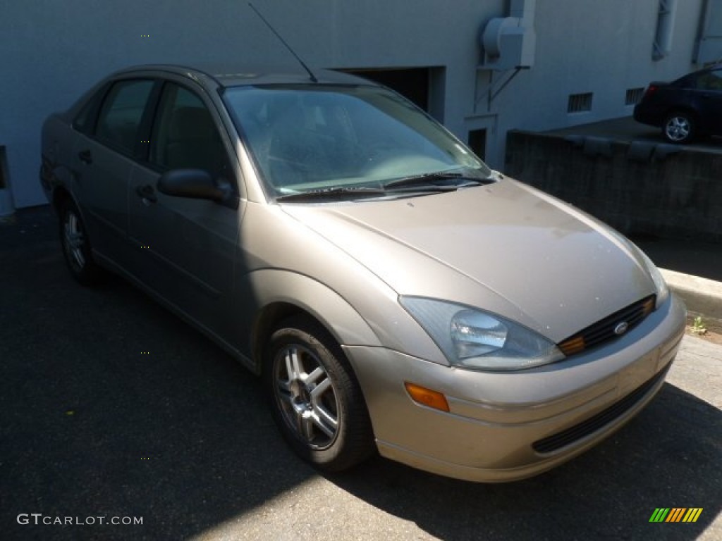 2003 Focus SE Sedan - Arizona Beige Metallic / Medium Parchment photo #1