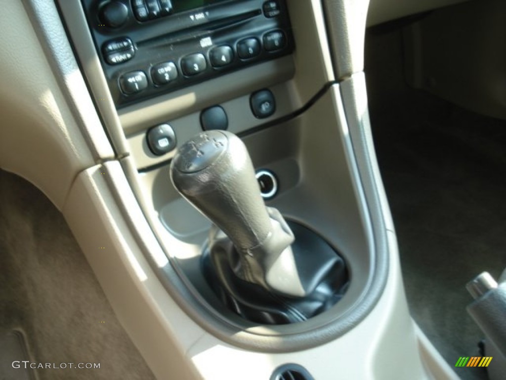 2003 Mustang V6 Coupe - Oxford White / Medium Graphite photo #11