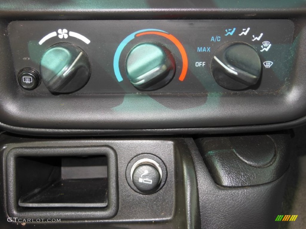 2002 Chevrolet Camaro Coupe Controls Photo #68546674
