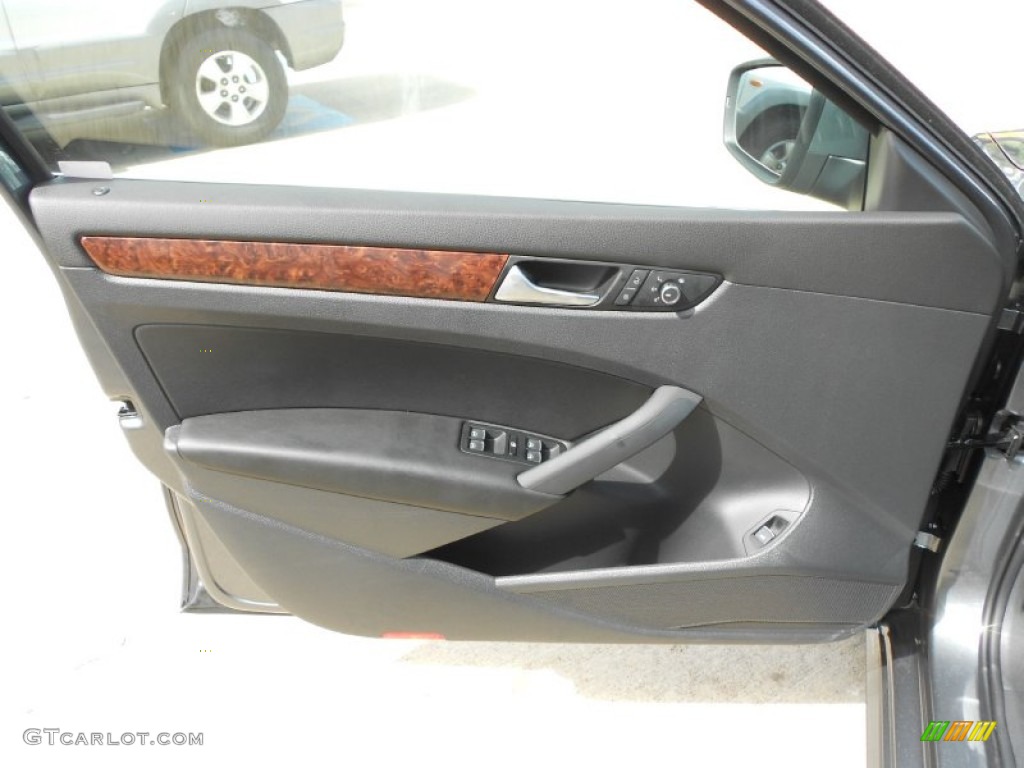 2013 Volkswagen Passat TDI SEL Titan Black Door Panel Photo #68553874
