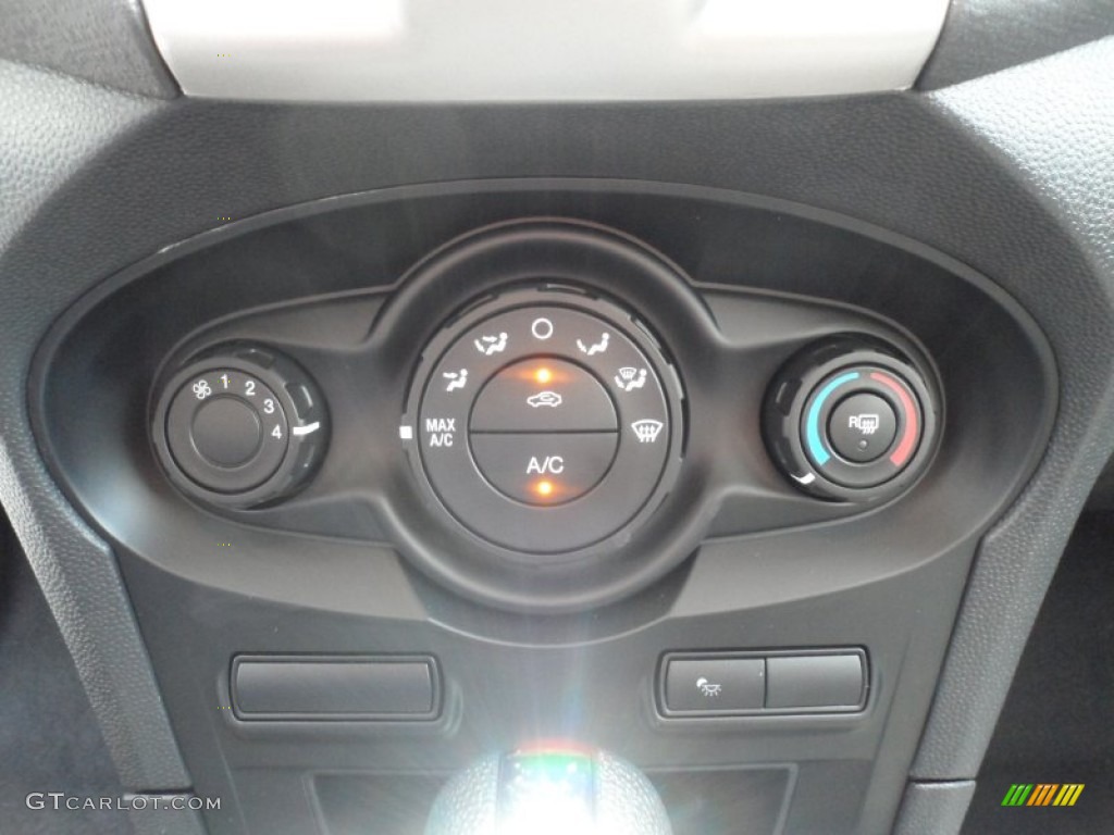 2013 Ford Fiesta SE Sedan Controls Photo #68570926