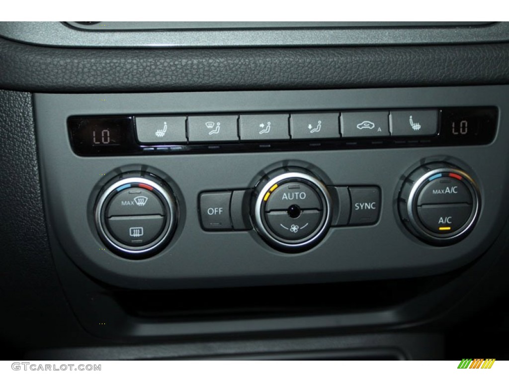 2013 Volkswagen Tiguan S Controls Photo #68588975