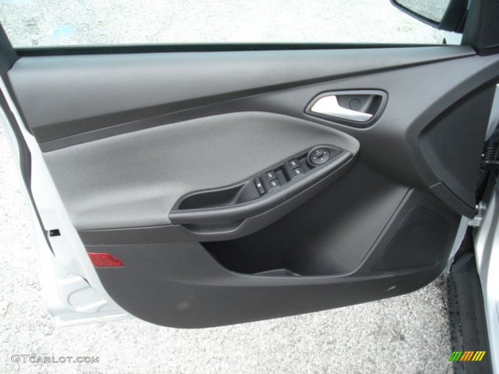 2012 Focus SE Sedan - Ingot Silver Metallic / Charcoal Black photo #12