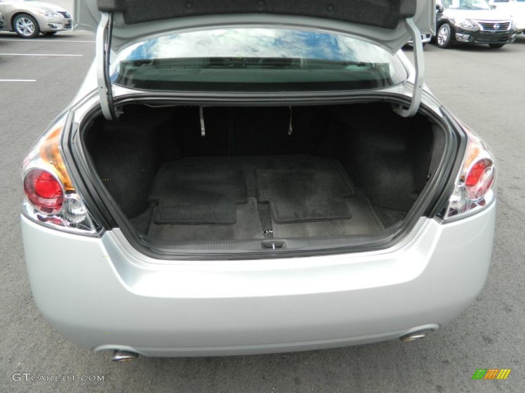 2010 Nissan Altima 3.5 SR Trunk Photos