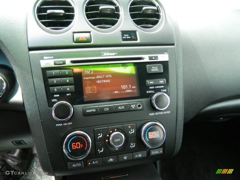 2010 Nissan Altima 3.5 SR Controls Photos