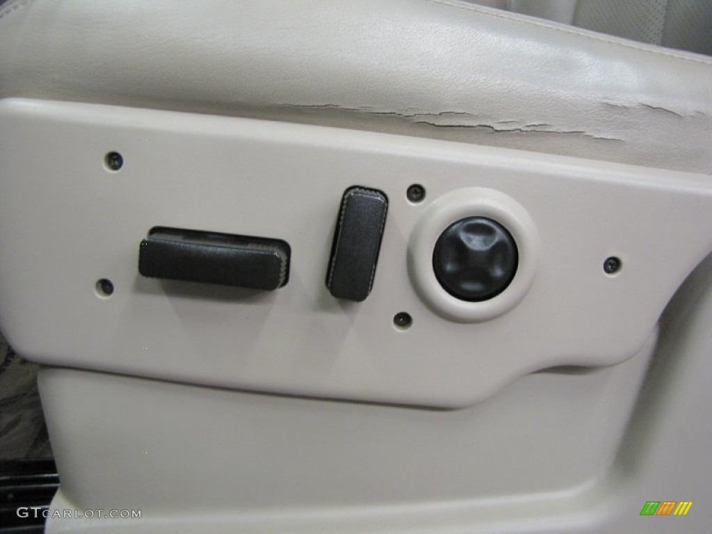 2003 Cadillac Escalade AWD Controls Photo #68595419