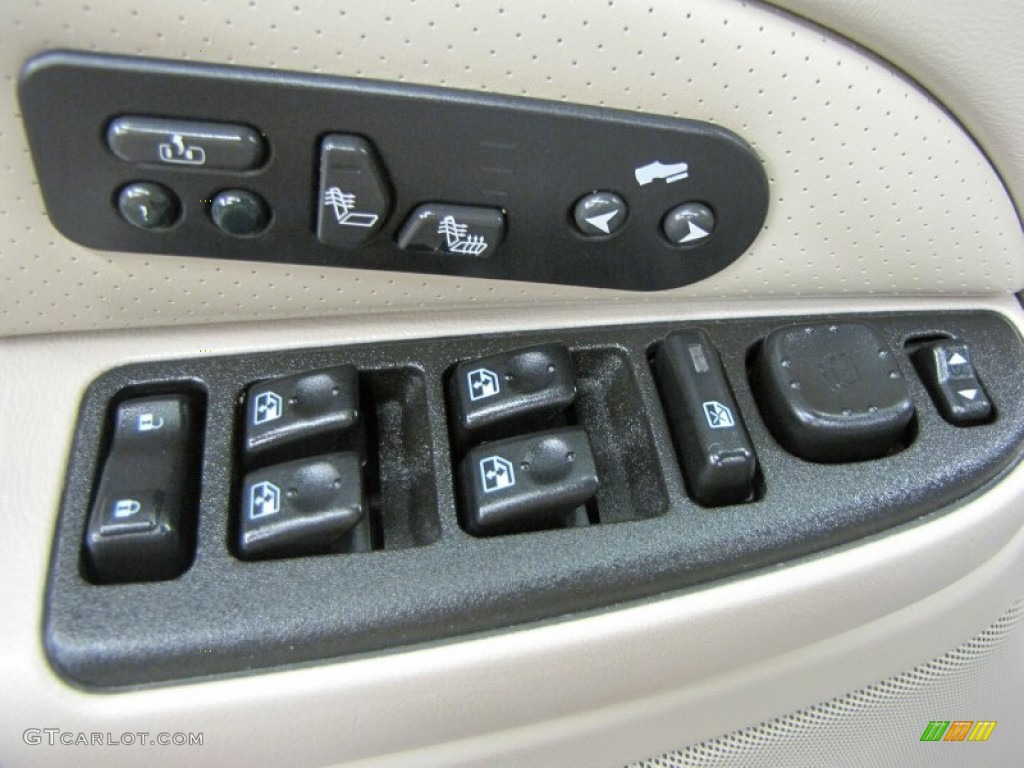 2003 Cadillac Escalade AWD Controls Photo #68595448