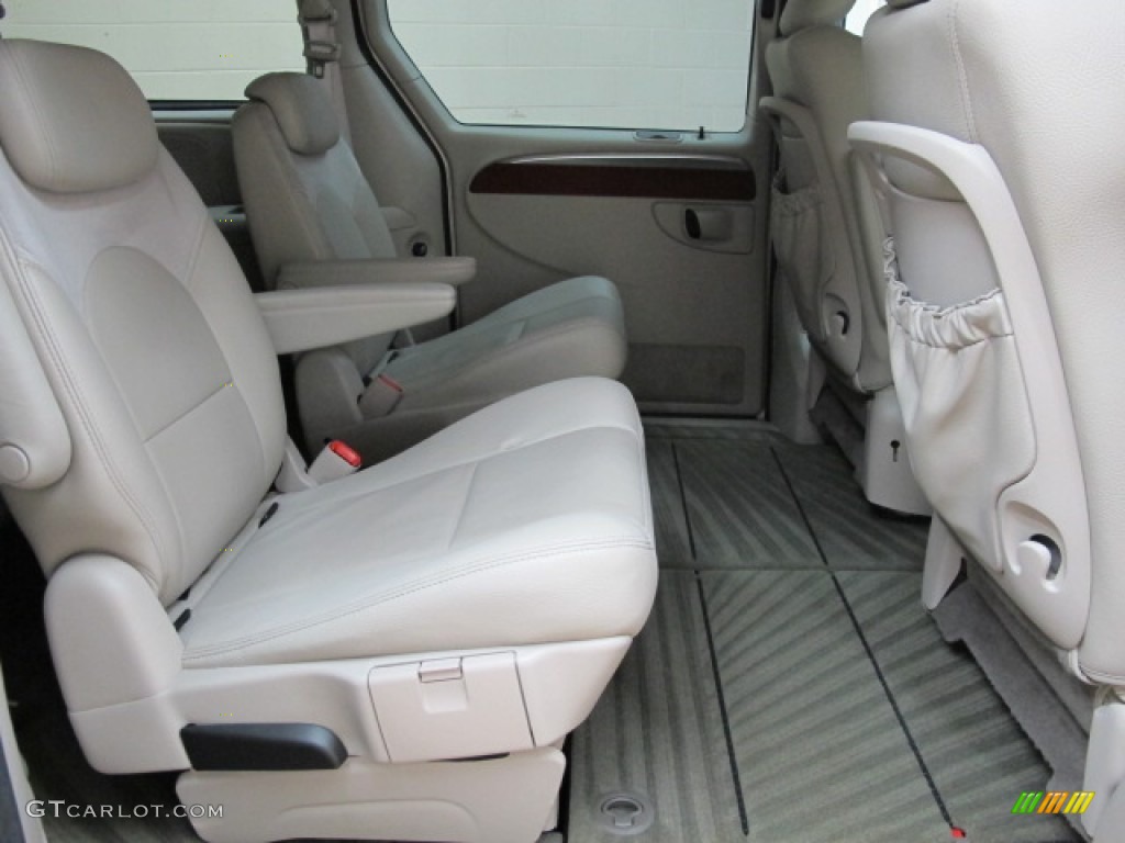 2006 Chrysler Town & Country Limited Rear Seat Photo #68611490