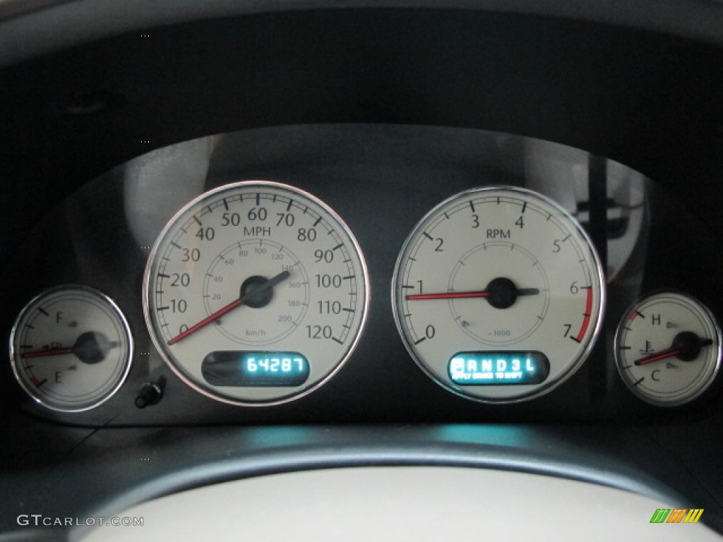2006 Chrysler Town & Country Limited Gauges Photos