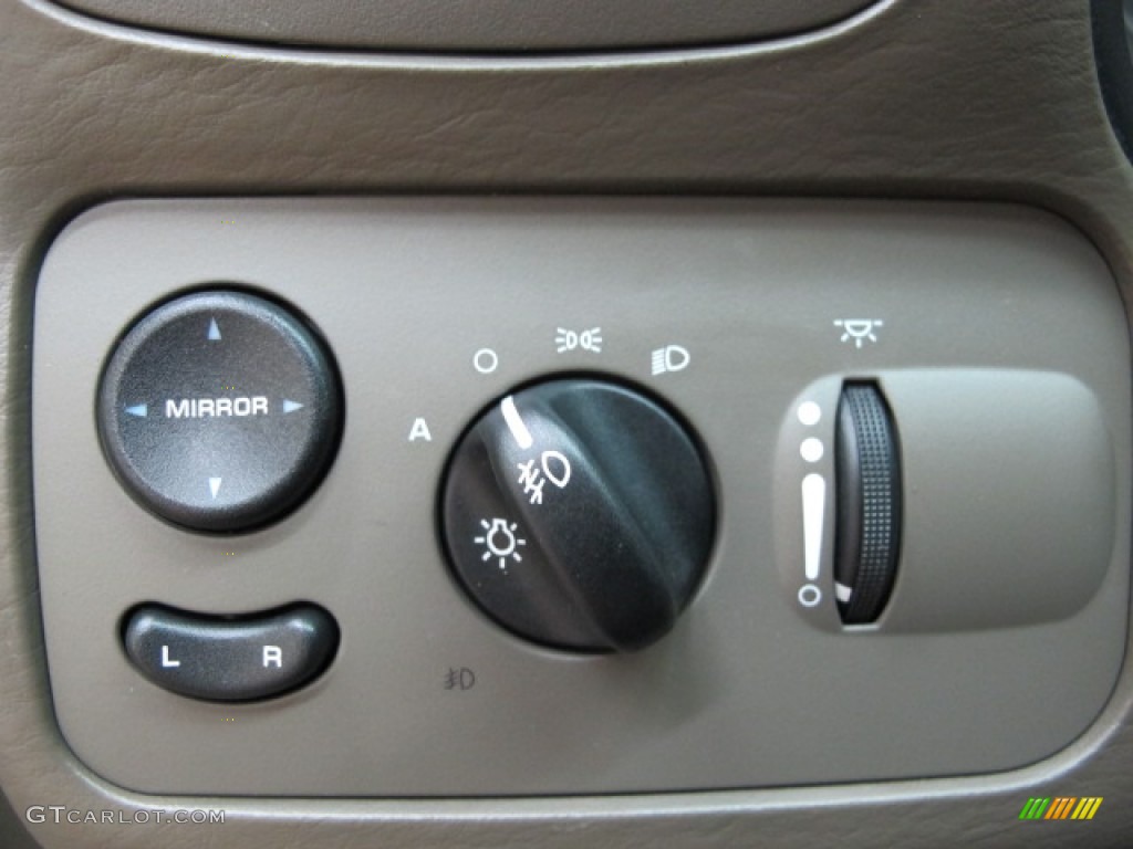 2006 Chrysler Town & Country Limited Controls Photo #68611625