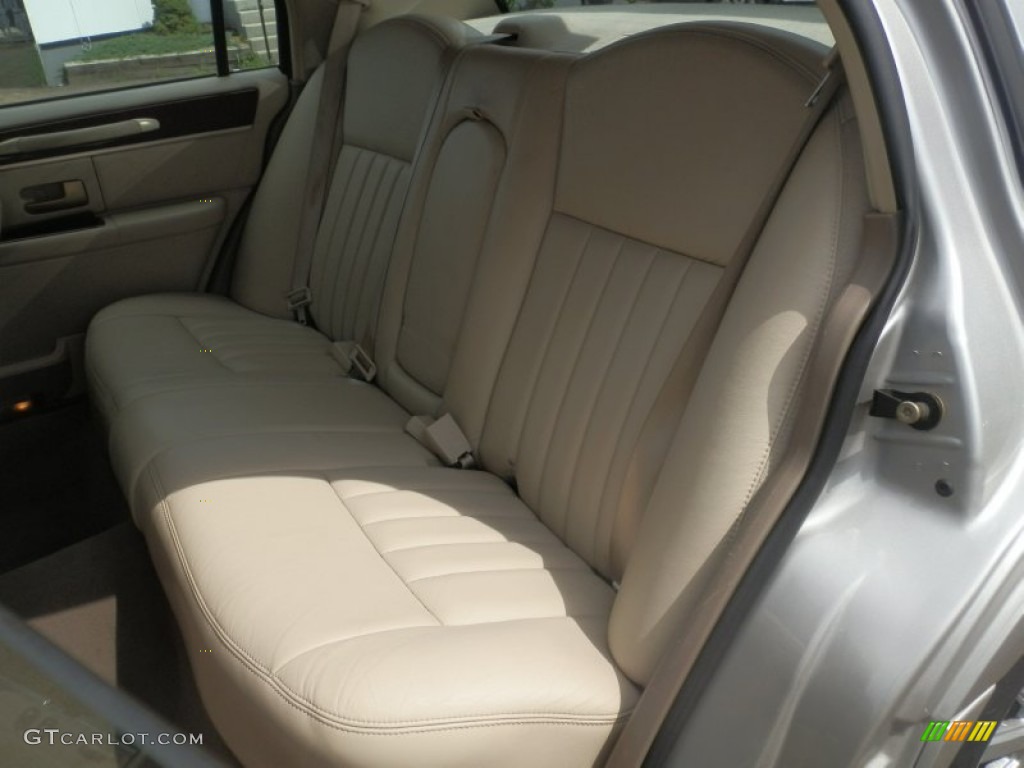 Light Parchment/Medium Dark Parchment Interior 2005 Lincoln Town Car Sedan Photo #68617529