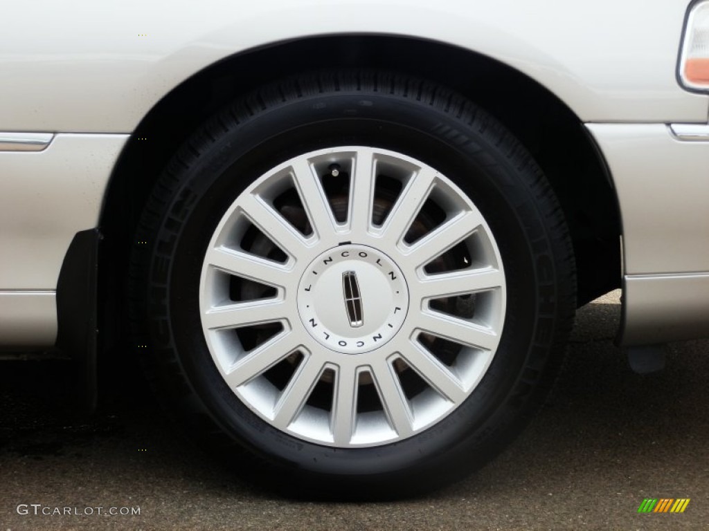 2005 Lincoln Town Car Sedan Wheel Photo #68617568