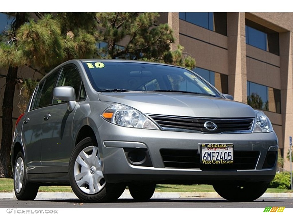 2010 Versa 1.8 S Hatchback - Magnetic Gray Metallic / Charcoal photo #1