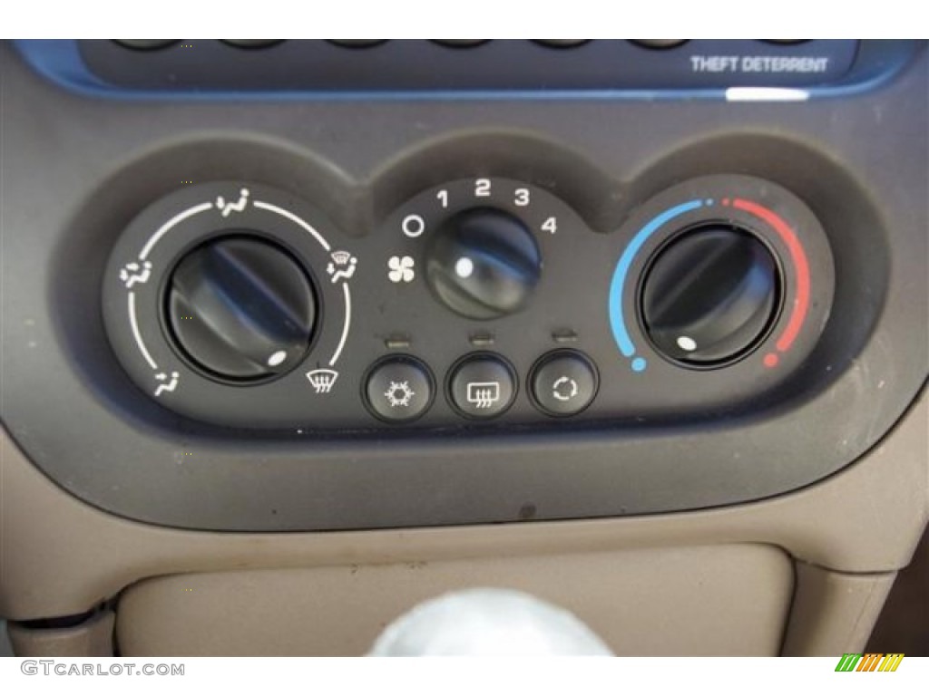 2003 Saturn ION 3 Sedan Controls Photo #68644543