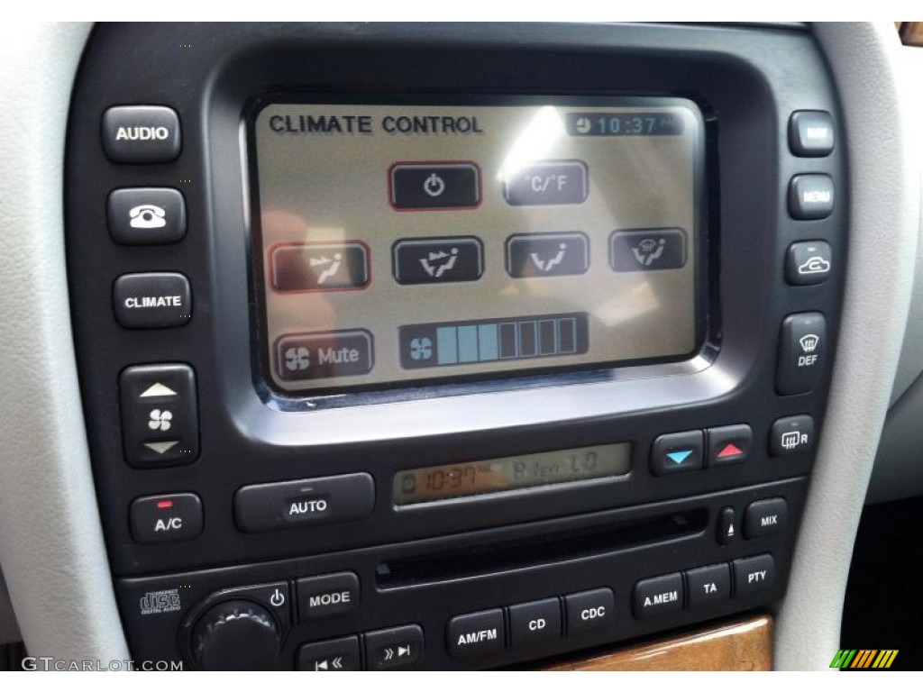 2002 Jaguar X-Type 2.5 Controls Photo #68649445
