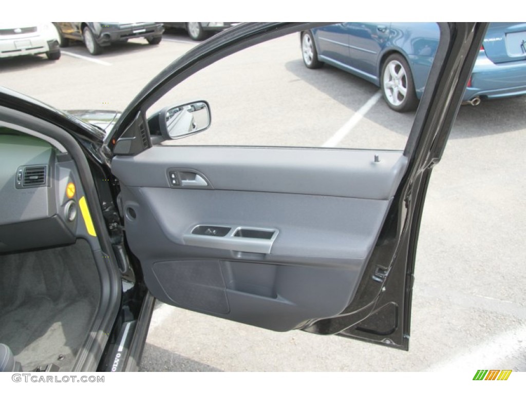2005 Volvo S40 T5 AWD Off Black Door Panel Photo #68656531
