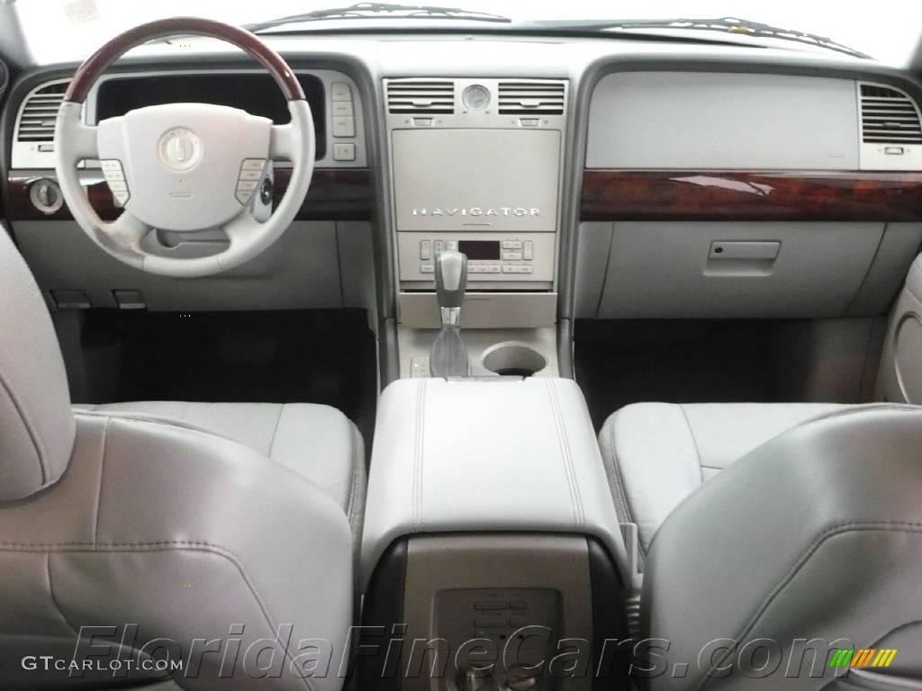 2004 Navigator Luxury - True Blue Metallic / Dove Grey photo #18