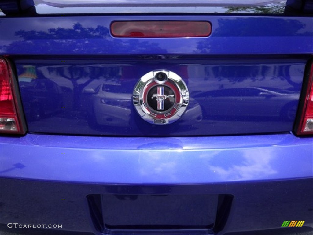 2005 Mustang V6 Premium Convertible - Sonic Blue Metallic / Dark Charcoal photo #25