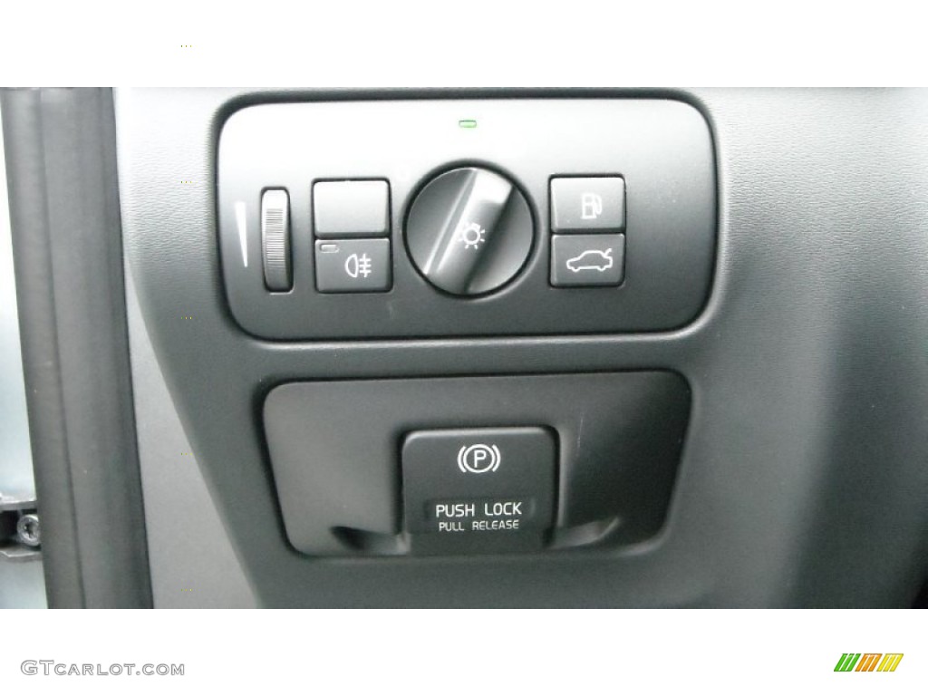 2013 Volvo S60 T5 Controls Photo #68659762