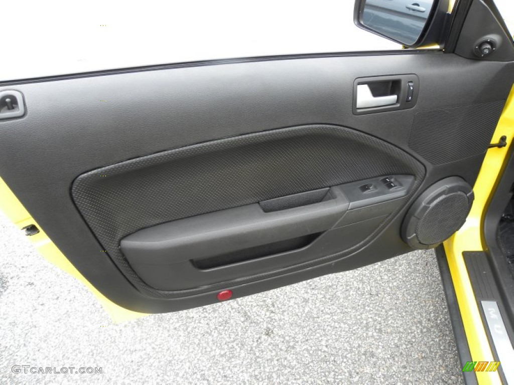 2005 Ford Mustang V6 Premium Convertible Dark Charcoal Door Panel Photo #68693264