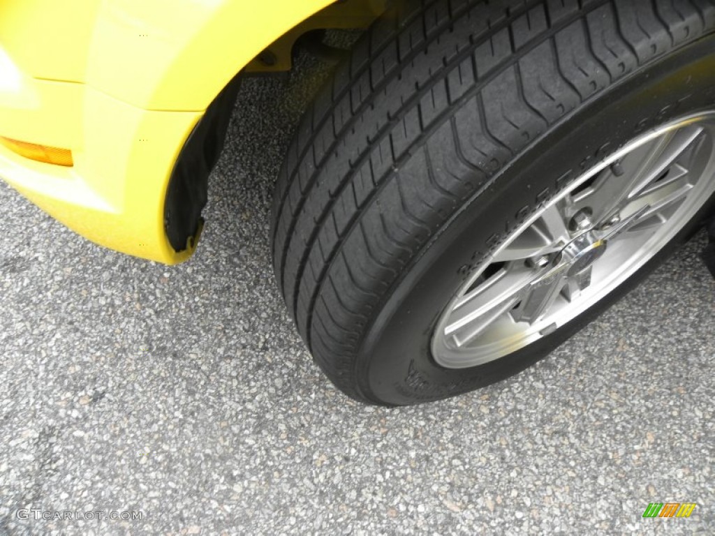 2005 Mustang V6 Premium Convertible - Screaming Yellow / Dark Charcoal photo #14