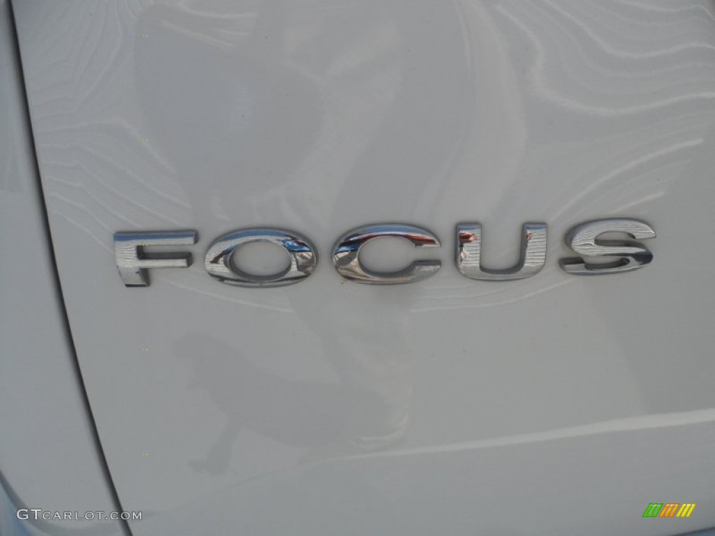 2005 Focus ZX5 S Hatchback - Cloud 9 White / Charcoal/Charcoal photo #16